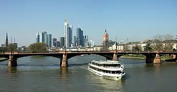 Puente sobre el río Meno