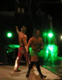 Kazarian y Shannon Moore después de ganar en una edición de Velocity.