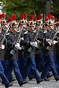 Gendarmes de a pie del Primer Regimiento de Infantería de la Guardia Republicana en uniforme de parada.