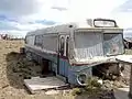 Vista frontal de un antiguo colectivo que es usado como vivienda en el asentameinto ilegal.