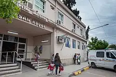 La foto muestra la escalera de ingreso de la entrada principal al hospital.