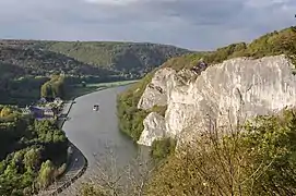 Sitio del castillo frente a las "Rochers de Freyr", de las que se dice que su parte inferior tiene forma de cabeza de león