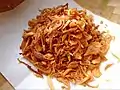 El bawang goreng, consistente en crujientes chalotas fritas, es una guarnición popular en Indonesia.