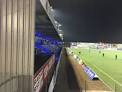 Tribuna en la noche