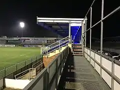 La tribuna oeste en la noche