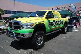 Pick up con publicidad de Frogtape