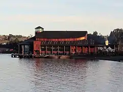 El Teatro y la iglesia luterana al atardecer