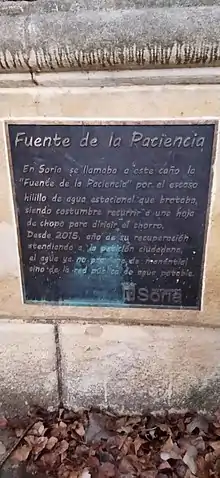 Placa en donde se lee la leyenda de la fuente