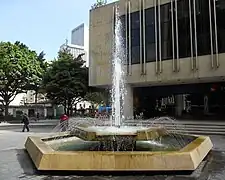 Fuente pentagonal en la planta baja