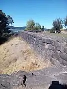 El lado sin agua tiene un fuerte talud defensivo.