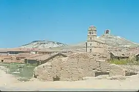 Diapositiva del pueblo con el castillo en la colina.
