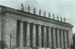 Las diez estatuas del techo de la sede de la Fundación Eva Perón en la Avenida Paseo Colón 850 en 1950 (hoy Facultad de Ingeniería de la Universidad de Buenos Aires), de Leone Tommasi, que representaban a los "descamisados", ciudad de Buenos Aires, Argentina.