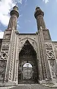 Entrada y minaretes de la Madrasa Gök  en Sivas (1271–1272)