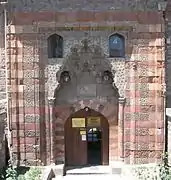 Fachada de la Madrasa Gök en Tokat, Turquía construida ca. 1270