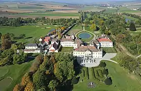 El Palacio Schönborn en Göllersdorf, Baja Austria, edificado por mandato de Frédéric-Charles (1674-1746),  propiedad de la familia desde 1712 sigue siendo también propiedad de los condes de Schönborn-Buchheim