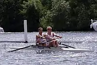 Dos sin timonel (2-) compitiendo en la Henley Royal Regatta de 2004