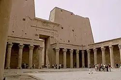 Vista interna de los pilonos de Edfu.