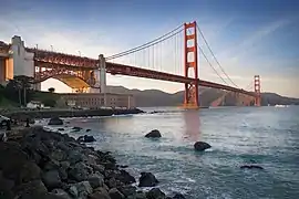 Colgante (puente Golden Gate), trabaja a tracción en la mayor parte de la estructura.