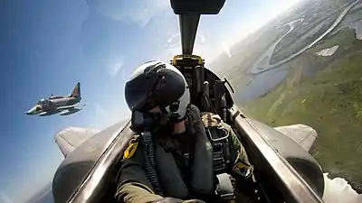 Vista interior durante vuelo de uno de los A-4 de la aviación naval brasileña.