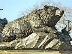 Oso en la base de la estatua