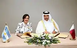 Gabriela Michetti firmando un acuerdo para inversiones en Argentina con Ahmed bin Jassim Al Thani.