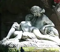 Los amantes se abrazan en la Fuente de los Medici, París