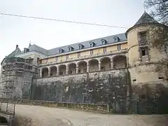 Galería sobre el Valle, que enlaza la capilla baja (oculta detrás de las construcciones) y la torre de la Sirène.