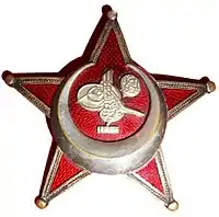 Tugra de Mehmed V (1909) en una insignia de guerra (Estrella de la batalla de Galípoli).