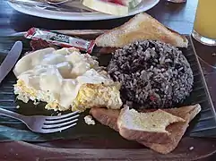 Desayuno típico con arroz y frijoles.