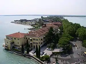 La Península que une el casco antiguo a la tierra firme (desde el castillo). A la izquierda, en segundo plano, los aparcamientos donde dejar el coche.