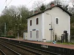 Antiguo edificio viajeros de la estación de Vosves, actualmente abandonado.