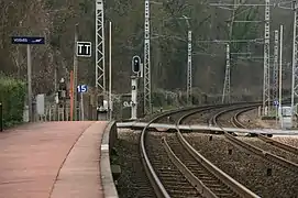 El paso a nivel al oeste de la estación.