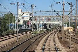 Vista general de la estación, a izquierda las vías del RER B, a derecha las vías directas.