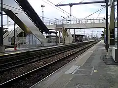 Andenes de la estación desde el andén para Aulnay-bajo-Bosque mirando hacia París.