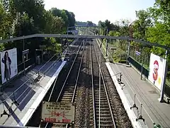 Vista en dirección de Saint-Rémy-lès-Chevreuse desde el puente de la Rue de Garennes al sur-oeste del edificio de la estación.