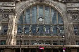 La figura de Arras en la fachada de la Estación de París Norte. La quinta desde la izquierda y Laon, la sexta