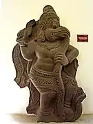 Una escultura del siglo XIII de Bình Định muestra a Garuda evorando a una serpiente.