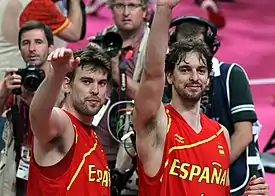 Dos baloncestistas españoles.