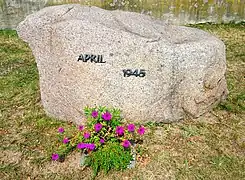 Piedra conmemorativa para los refugiados y civiles muertos en el primer punto de encuentro en Lorenzkirch, Alemania.