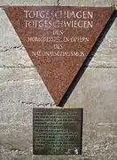 En la estación de metro Nollendorfplatz de Berlín, una placa triangular rosa honra a las víctimas homosexuales.