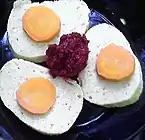 Gefilte fish con chrain rojo