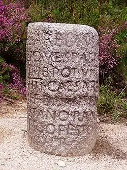 Miliario XXIX en la Vía Nova en Campo do Gerês, Terras de Bouro (Portugal), con el nombre del César Domiciano sometido a damnatio memoriae.