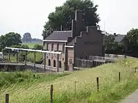 Estación de bombeo elevando el agua de drenaje