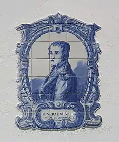 Retrato en azulejos del GENERAL SILVEIRA CONDE DE AMARANTE, está compuesto por baldosas de cerámica. La ilustración de tinte azul muestra a un hombre bien afeitado con un abrigo con charreteras.