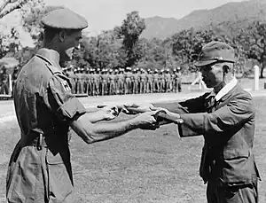 El general japonés Takejara rinde su espada al mayor británico Crowther en Birmania, 1945.