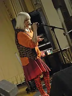 Genesis P-Orridge-voz, bajo, violín, sintetizadores- (1976 - 1981, 2004 - 2010; fallecida en 2020)