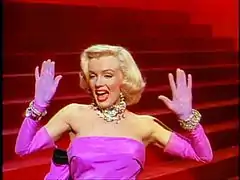 Marilyn Monroe en su vídeo de la película Los caballeros las prefieren rubias. El vestido que Monroe utilizó aquí, inspiró a Madonna en «Material Girl»