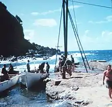 Gente llegando a Bahía Bounty