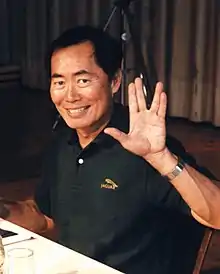 George TakeiCapitán Hikaru Sulu haciendo el saludo.