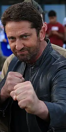 Gerard Butler posing with a group of Marines at Camp Pendleton in 2016